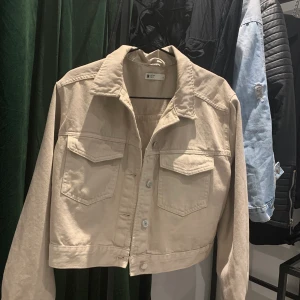Gina Tricot jeansjacka beige M - Helt ny, endast testad. 