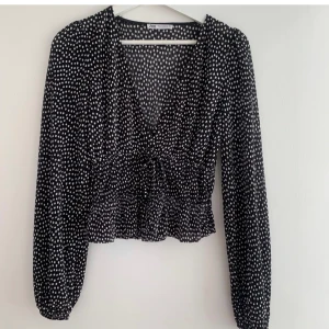 Zara Topp - Lånad bild, säljer en exakt likadan zara topp i strl S använd 1 gång. kan skicka bild ifall du är intresserad