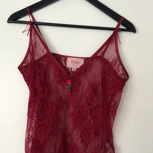 Genomskinligt spetslinne - Ett jättegulligt spetslinne från bikboks collection med Elsa Hosk. Tror inte att den är tillgänglig längre. Toppen är i strl M men passar mig som är XS/S. Frakten ingår i priset💜