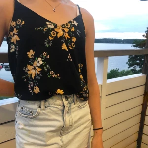 Somrigt linne från HM - Linne från HM med fint blommigt motiv💕 | Lappen är bortklippt men storleken passar XS-S då axelbanden går att justera | Fint skick | Fraktkostnad tillkommer