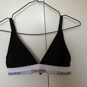 Calvin Klein topp - Säljer en typ helt oanvänd calvin Klein topp använd 2 gånger frakt tillkommer. Nypris 320