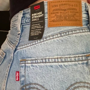 Levis jeans  - Levis RIBCAGE STRAIGHT ANKLE MIDDLE! HELT NYA säljer för ny pris 1199kr
