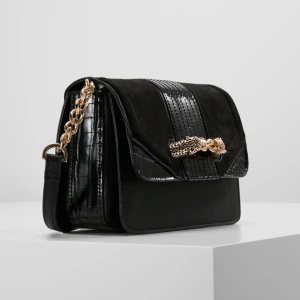 Svart crossbody väska - Väska från topshop med snygga gulddetaljer. Köpt på Zalando för nypriset 329kr. Inga defekter = så gott som nyskick. (Lånade bilder från hemsidan, skriv privat om du vill ha fler bilder) kan mötas upp i Västerås annars står köparen för frakten på 88kr💕