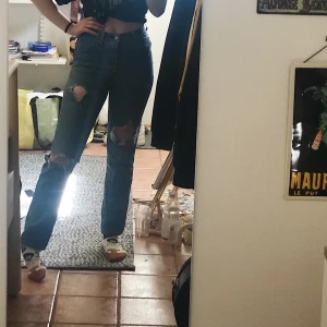 levis 501 orignal jeans - dessa jeans var mina favorita men nu har jag tyvärr vuxit ur dem :( de har använts en del men är fortfarande i väldigt bra skick!! de är superbekväma och snygga, äkta levis 501 original modellen. köparen står själv för frakten. kontakta vid intresse!🥰