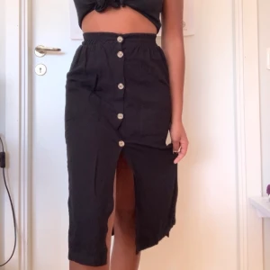 Midi kjol  - Kjol från pull&bear köpt när jag bodde i Spanien ❤️ fraktar mot avgift. 