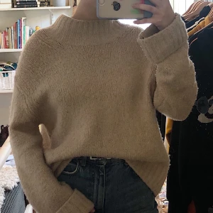 mysig ljusrosa stickad tröja - tjock och varm stickad tröja från h&m. ljusrosa i färgen och oversized. en ganska bred och inte allt för hög turtleneck. kontakta mig vid intresse, köparen står själv för frakten men priset går alltid att diskuteras!💓