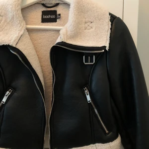 superfin kort jacka storlek xs - Jättefin jacka i en kort modell i storlek xs, inte använd så många gånger!💕 Köpt för 790kr och säljer för 300kr+frakt