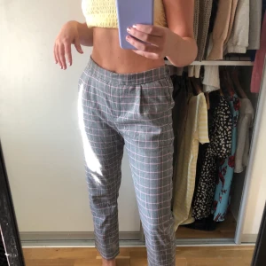  kostymbyxor ifrån Nelly  - Super snygga kostymbyxor ifrån Nelly i storlek M, super fin färg då dom har rosa detaljer💕💕💕💕