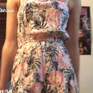 Blommig jumpsuit  - En gullig armlös jumpsuit från H&M. Använd ganska mycket men är i bra skick. Kan mötas upp i Ängelholm och frakta köparen står för frakt. BUDA!!!