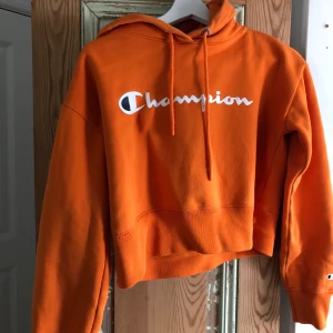Champion Hoodie storlek S🧡 - Hoodie från Champion!! Den är köpt från JD men säljs inte där längre. Sparsamt använd, storlek S. Frakt tillkommer på 40 kr, kan även mötas upp i Linköping🧡🧡🧡