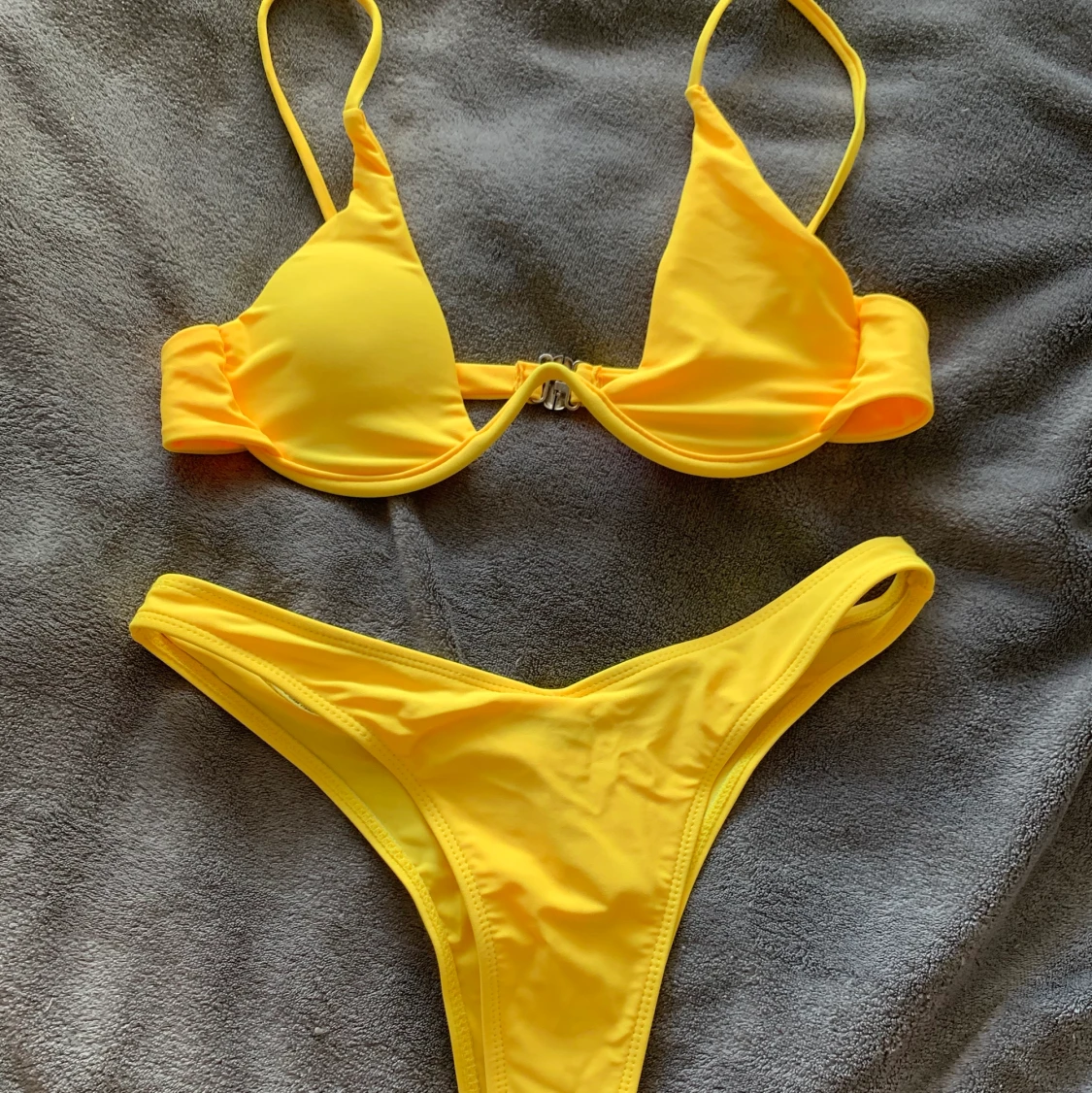 Gul bikini 