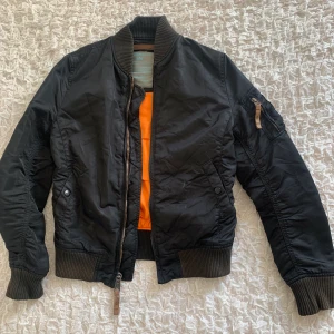 Alpha jacka svart - Svart alpha jacka, använd 4 gånger & säljs för 550 pga att den röda lappen är borttappad. Jättefint skick. Storlek S