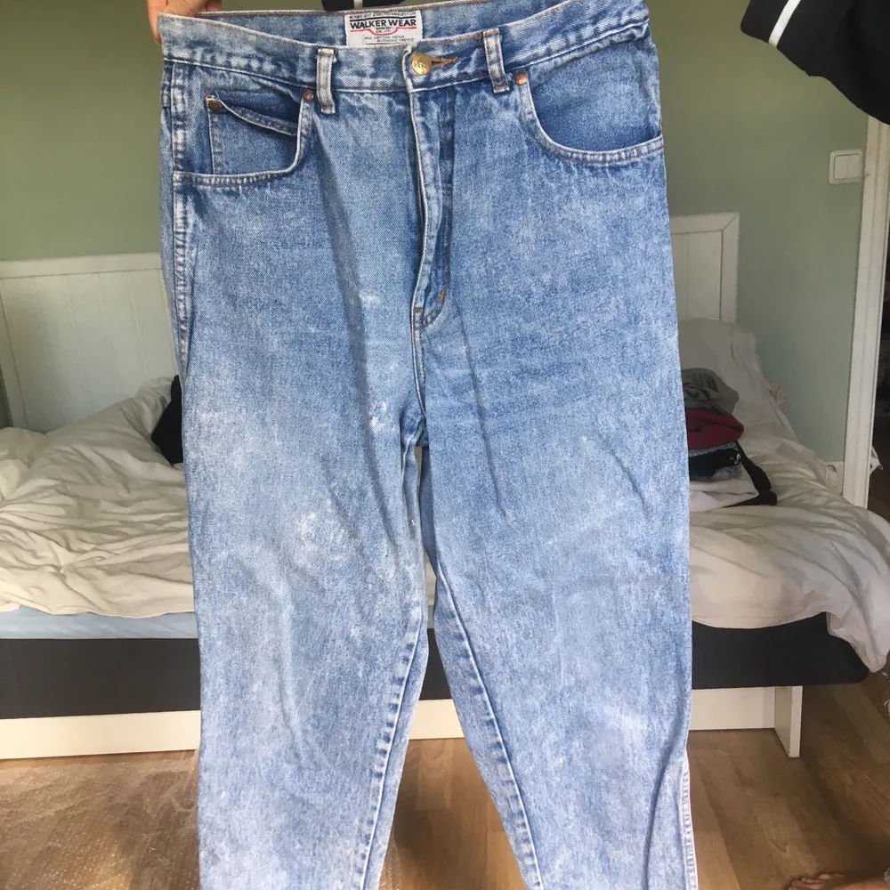 Ljust blå smått stentvättade jeans från märket walker wear i bra kvalitet! Långa, vida och raka. Står inte storlek men kan ge mått om du är intresserad💕 . Jeans & Byxor.