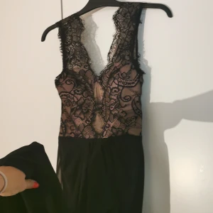 Festklänning utöver det vanliga stl XS  - Fantastisk klänning med släp och fin spetsbrodyr. Stl XS. Aldrig använd. Lapp kvar. Köpare står för porto. Nypris 799:- 