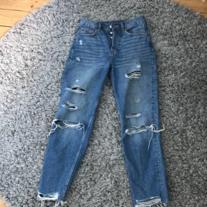 Mom jeans 💕 - Säljer mina superfina mom jeans pga att dem har blivit för små :( Dem är måttligt använda men sitter fof jätte snyggt och tajt i midjan ❤️ Frakt betalar ni💞 Buda gärna!!💘