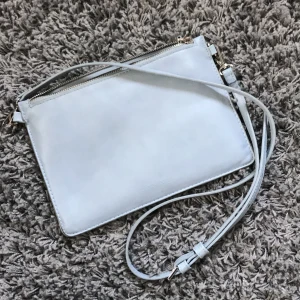 Carin Wester väska - En älskad och välanvänd handväska från Carin Wester. Fortfarande bra skick. Får plats med allt man kan tänkas behöva, perfekt storlek. Band medföljer och väskband säljs i andra annonser som kan ges till ett paketpris. 