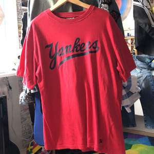 Röd Yankees tröja från majestic athletic, knappt använd, storlek XL, köpare betalar frakt eller om du bor nära kan vi mötas