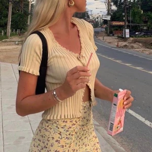 Jätte fin topp från verge girl - Säljer denna jätte söta tröja från verge girl. Köpte den här på plick därmed är den andra bildern en lånad bild från tjejen jag köpte den av. Endast testad, frakt 42kr💕 buda