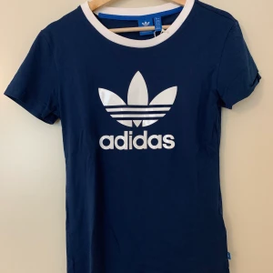 Oanvänd adidas T-shirt  - Helt oanvänd T-shirt från adidas i storlek 38(S/M). Lite tightare passform.  