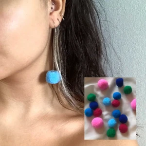 Pompom-örhängen med kedja - Handgjorda örhängen med färgglada pompoms! Örhängen finns i färgerna vinrött, grönt, tre nyanser av blått och rosa. De rosa pompomsen är lite större. Går att få med kortare kedja om så önskas. Fri frakt, 40kr/par. Jag ansvarar inte för postens slarv.