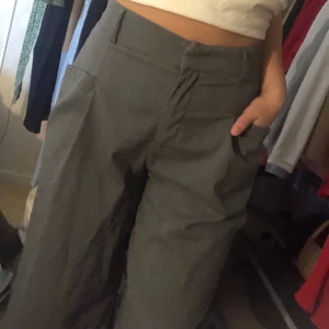 byxor från zara - kostymaktiga byxor från zara, mjuka och sparsamt använda. strl S