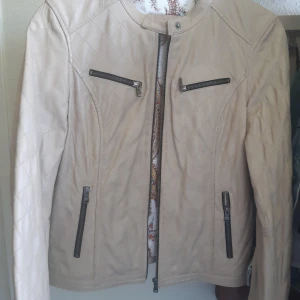 Helt ny Molltan skinjacka - Helt ny skinnjacka från Molltan, prislappen sitter kvar. Den kostade 2599 men då den aldrig kommit till användning vill jag gärna sälja den. 