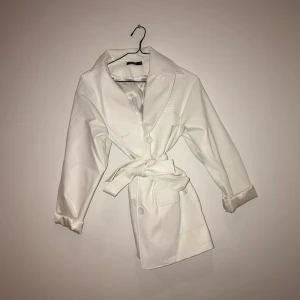 Vit skinnjacka - Vit skinnjacka med skärp, aldrig använd.