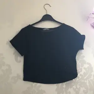 En svart Blom mönstra T-shirt i storlek 134/140 💖