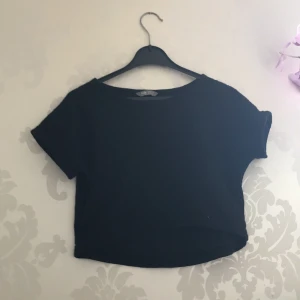 T-shirt  - En svart Blom mönstra T-shirt i storlek 134/140 💖