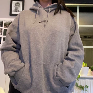 Hoodie  - Stor oversized hoodie. Super mysig och skön! Köparen står för frakten annars möts vi på söder 💛