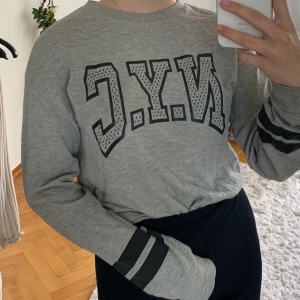 Tröja i storlek XS - Tröja ifrån H&M. Nypriset var 200kr och säljer nu för 80 kr. Använd ett fåtal gånger. Kan mötas upp eller skicka.