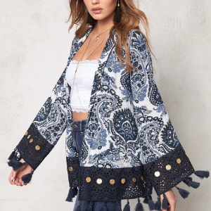 Kimono jacka  - Skitsnygg kimono med fina detaljer, använd ett fåtal gånger, i ny skick