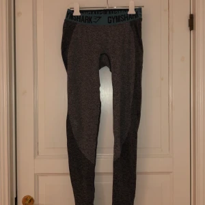 Träningstights gymshark  - Grå klassiska gymshark tights, endast använda ett fåtal gånger. Stretchiga och skulle passa M men sitter även bra i strl s. 
