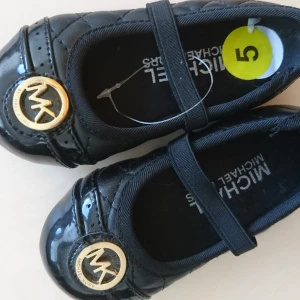 Michael Kors MK Barnskor 5  - Helt nya jätte fina lacksvarta klassiska MK barnskor. Endast testade, men var för små. Köpta i USA. Storlek 5  Har ej kvitto tyvärr, då det var en gåva.  Endast frakt och överföring till bank-konto. Kan även tänka mig byta mot något annat inom dam. 