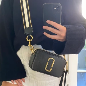 Marc Jacobs Snapshot väska - Ursnygg Marc Jacobs väska i mindre storlek. Fick den förra året men använt ca 5 gånger. Väskan är helt orörd i skicket utan revor, sprickor eller förstörda sömmar. Köpt på NK i göteborg, kvittot finns kvar! Köpte väskan för 3600kr. 