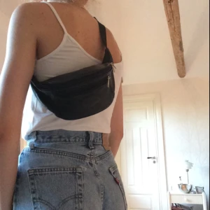  - Fanny pack/ magväska i svart skinn med flera fack.