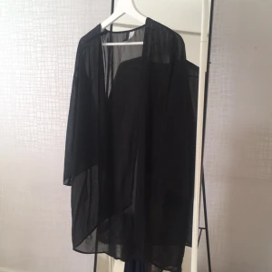  - Genomskinlig kimono från H&M. Använd fåtal gånger, bra skick. Perfekt att ha på stranden! 