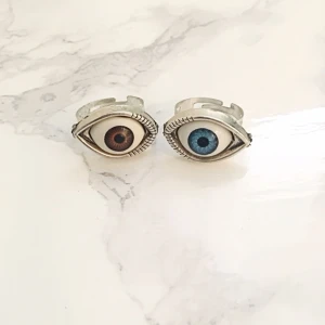  - Ögon ring. Finns i blått eller brunt. Skicka iväg ett meddelande där du berättar vilken du vill ha. Justerbar ring