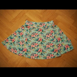  - Turkos sommarkjol med dragkedja bak 