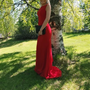 - PRIS KAN DISKUTERAS Balklänning från youmefashion, använd under en kväll. Måttbeställd: Under byst : 74cm  Midja : 63cm  Byst : 84cm Klackarna på mina skor : 7,5cm  Min längd : 168cm  Midja till golv : 108cm  Höft : 84cm  Färg : 36 (röd) Nypris :2400kr   KAN GÅ NER I PRIS VID SNABBAFFÄR
