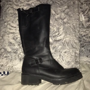  - Säljer mina svarta stövlar pga användes ej Skorna e använda Max 4 gånger  Nypris: 599kr Frakt tillkommer 