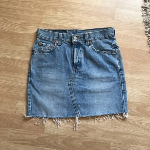  - Leviskjol! Tyvärr för liten för mig.... supersnygg!! Nypris 500-600kr