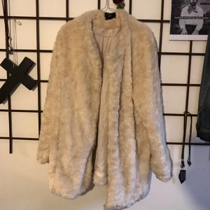  - Säljer min pälskappa (Fejkpäls ❤️🐑). Älskar den men den är lite för stor för mig. Ville ha en XS men denna var slutsåld överallt så fick köpa en M men den är tyvärr lite stor på mig. Frakt 65 kr. Finns att hämta i Göteborg