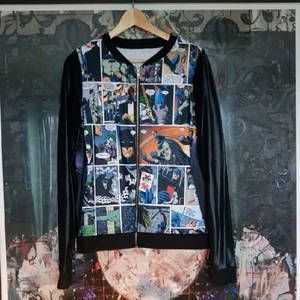  - Tunn bomberjacka med Batman-motiv. Limited edition från BlackMilk. Kommer definitivt vända huvuden! Enbart använd ett fåtal gånger.
