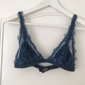  - Blå spets-bh. Säljer pga för liten, använd en gång - bra skick!