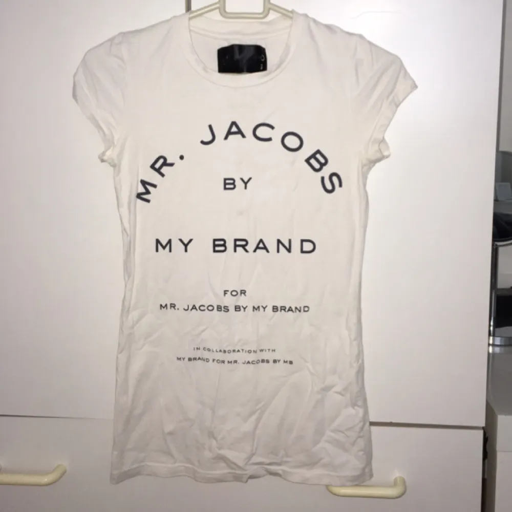 Säljer min Marc Jacobs tshirt då den aldrig kommer till användning.  Storlek s, knappt använd :). T-shirts.