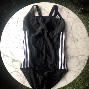  - Snygg och klassisk baddräkt från Adidas! Använd 2 ggr därav lite nopprig längst ner på baksidan, inget som syns mycket. Tyvärr för liten för mig.  🖤☁️🖤☁️🖤 Kan mötas i Stockholm annars står köparen för portot. 🌸 