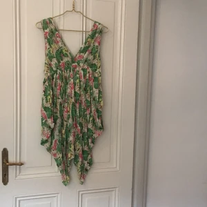 - Fin klänning i toppskick från Traffic People i storlek S. Sitter superfint på! Härligt mönster med flamingos och blad. 