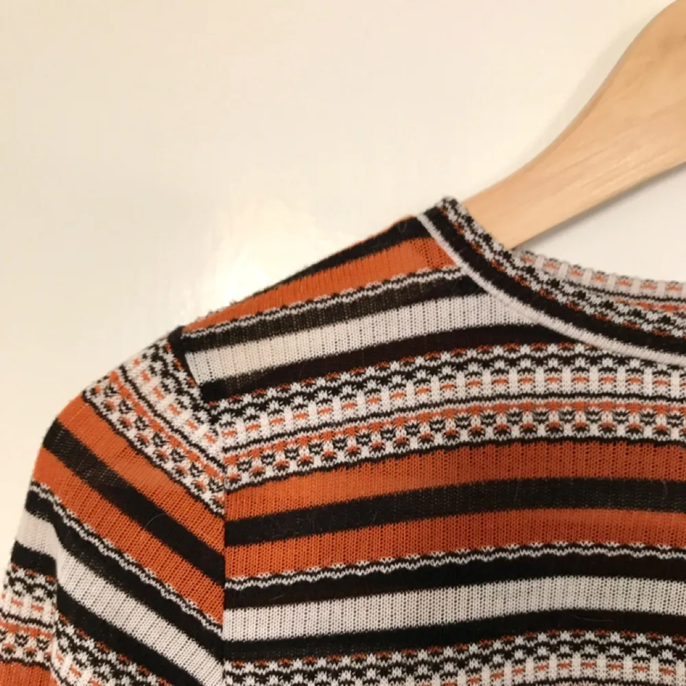 En superball tröja med true 70's vibes i tidsenligt mönster! 💥💥💥Tunn, virkad med följsam passform. Storleken är märkt S men skulle säga att XS ger en mer rättvisande bild. Knappt använd. MONKI 😻. Skjortor.