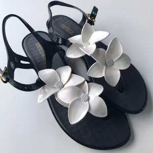 Flip flops Melissa black&white solar Hawaii, oanvända. Storlek UK 3 (36). Köparen står för frakt